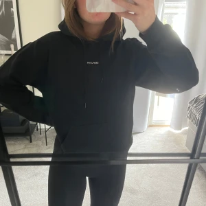 hoodie  - svart hoodie från emplece med tryck på ryggen 