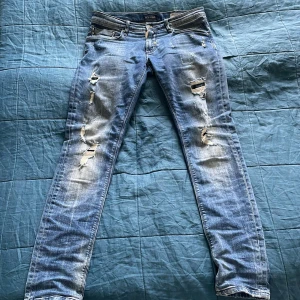 Antony morato jeans - Hej, säljer dessa riktigt feta jeans för ett bra pris. Sällsynta jeans och har ej sätt så många ha dom. Nypris 1400kr.