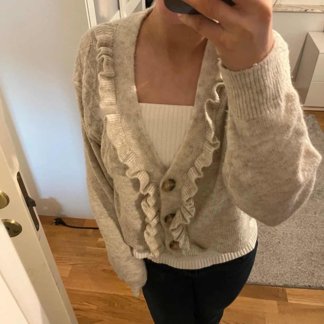 Beige stickad kofta med volangdetaljer - 91