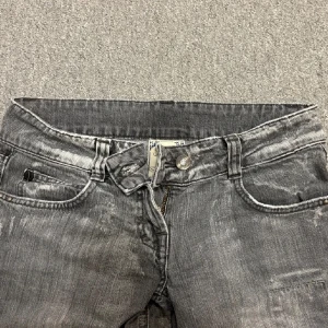 Gråa jeans - Mörkgråa jeans som är mycket mindre i storleken så hade sagt att dem passar xxs och xs! Dem är straight och in tre bootcut! Passar dem som är mellan 150-168