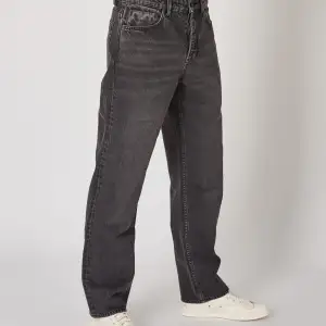 Jeans från Neuw i lösare passform. Modellen heter Liam Loose. Storlek; 30/30.  Mycket fint skick, använda vid max 5 tillfällen. Därav säljer jag dem. Nypris 1299kr. Färgen är väldigt mörkgrå. Som urtvättad svart.