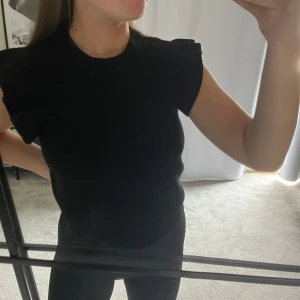 stickad topp - stickad topp med volang i ärmarna 