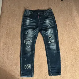 Säljer min dsquared2 jeans jag har bara använt de en gång och tyckte inte de passar mig de kmr med tags och allt.  Frågor kom pv!