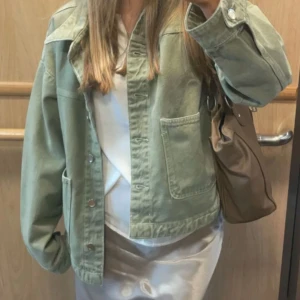 Grön overshirt från Zara - Säljer denna snygga grön jacka från Zara. Perfekt för lager-på-lager under hösten eller våren. (fösta bild lånad) 💗