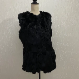 Hollies pälsväst - Svart pälsväst från Hollies. Nypris: 2000:-