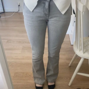 Low Waist Jeans - Jättefina jeans som är köpa här men tyvärr inte passade. Jättefint skick men lite slitna längst ner på ena benet💕