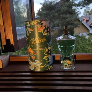 Jean Paul Gaultier Paradise Garden - Perfekt parfym till sommaren! Parfymen är köpt på Åhléns Uppsala. Flaskan är 125 ml men ungefär 115 kvar! Tveka inte att ställa frågor!