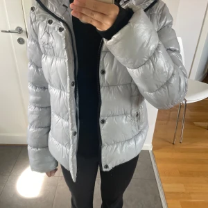 Vinterjacka - Vinterjacka från superdry! Säljer då den börjar bli för liten💓Defekter, smutsig vid ärmarna. Hör av er för fler bilder, köparen står för frakten!💓
