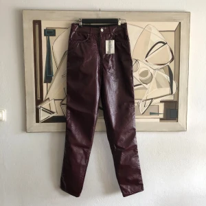 Lack byxor byxa asos Denim tall  - Ett par nya byxor med lapparna kvar i från asos Denim tall Burgundy lack. Strl 36