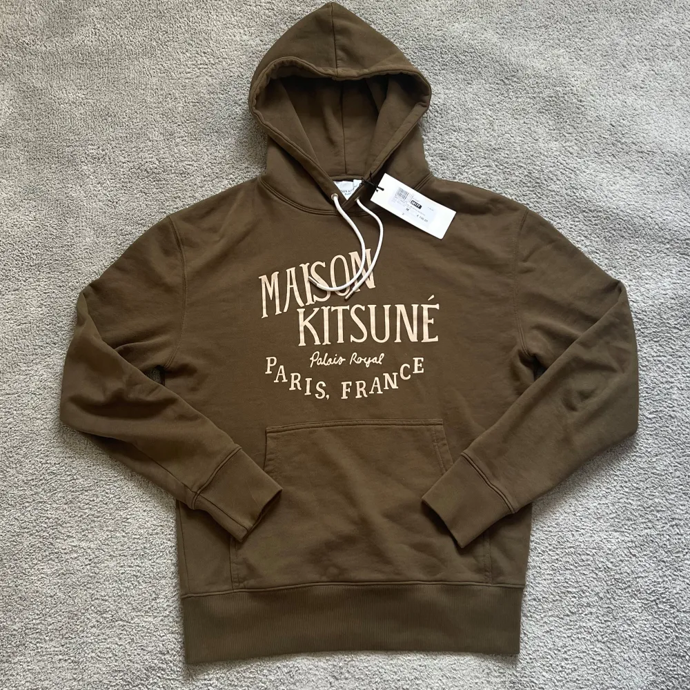 Asfet och eftertraktad Maison Kitsune hoodie i storlek M men passar även S. Helt ny med prislappar. Hör av er vid frågor.. Hoodies.