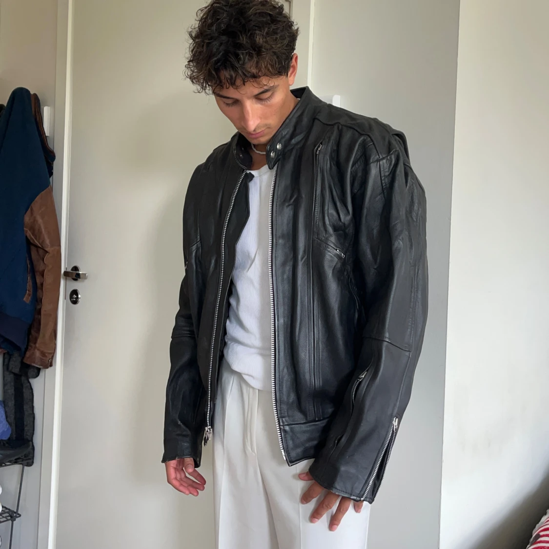 Svart läderjacka i strl M  - 92