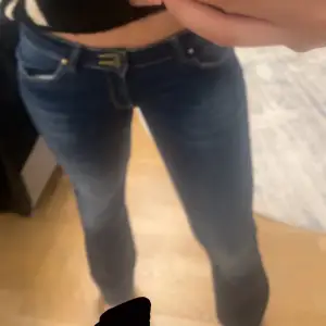 Säljer ett par snygga blå jeans från Lee. De är väldigt lågmidjade och är använda endast 2 gånger. De är i Bootcut och är köpta för ungefär 1500kr. Väldigt stretchiga och sköna. 29x31