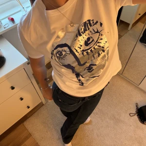 T-shirt från Zara - T-shirt från Zara med coolt tryck på, strl S Använd endast en gång, därav inga defekter