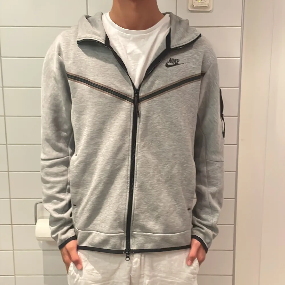 Ganska använd nike tech fleece, använder inte längre, den är storlek M och vill gärna bli av med den därav priset. Tröjor & Koftor.