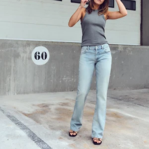 Zara jeans lågmidjade  - Säljer dessa jättesnygga lågmidjade bootcut jeansen  från zara💗