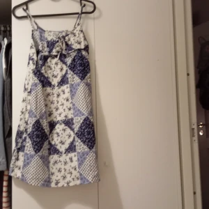 Jättesnygg kort klänning - Köpte den i barcelona och har inte använte den så många gånger. Är i jättebra skick och köpte den för 350kr.