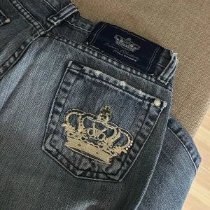Victoria beckham jeans  -  bra skick!defekten är att några stenar har trillat av från fickorna.Köpta begagnade i USA för 2100 finns inte att köpa i Sverige. Midjemått 76  eller 36 rakt, över Innerbenslängden:80 Pris kan diskuteras vid snabb affär. raka i benen och lowwaist ☺️