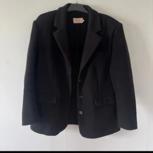 Kort kappa  - Säljer denna kappan i kavajmodell ifrån Nelly i storlek 36. Warm blazer. Är använd under en höst så är i fint skick förutom att den är nopprig. 😊