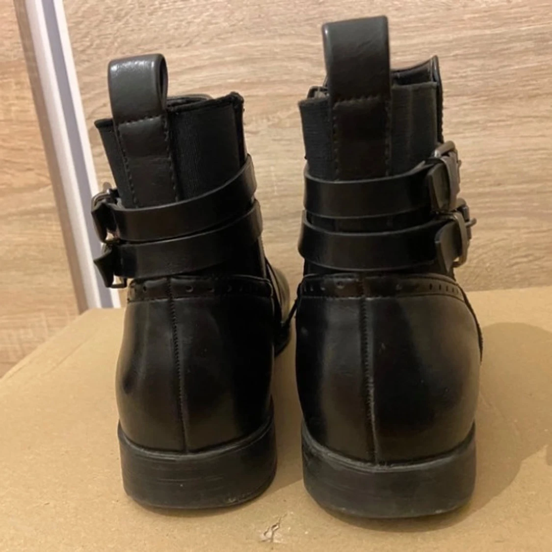 Svarta skinnstövletter med spännen - 91