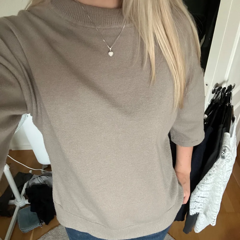 Säljer en superfin beige tröja. Den är i ett mjukt material och har trekvartsärmar, perfekt för både vår och höst. Tröjan har en normal passform och en ribbad krage som ger en stilren look. Perfekt att matcha med jeans för en avslappnad stil!. Tröjor & Koftor.