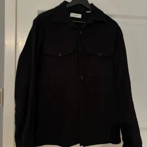 Overshirts - Säljer dessa tre snygga overshirts för att dem inte har kommit till så mycket användning. Alla tre är riktigt fräscha har har knappt använts. Säljer dem för 200 styck. Men om du bara är intresserad av en av dem är det bara att kontakta mig.