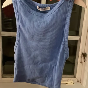 Säljer ett blått linne från Zara🩵💙 - Den är i bra skick! Använd ett fåtal gånger💙🩵✨✨🌟🌟🌟S liten i storleken 