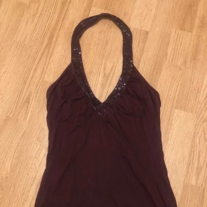 helterneck linne - vinrött/lila halternecköinne i storlek S. står dock storlek L på tröjan men sitter tajt 🩷