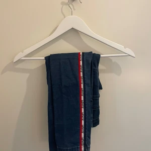 Levi’s jeans - Levi’s skinny jeans med stripes på sidorna❣️Barnstorlek 160, typ som xs!