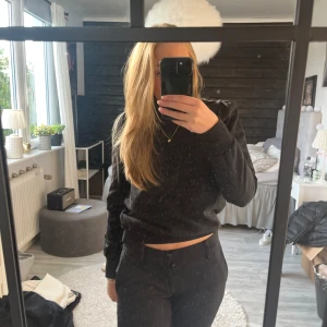 tröja  - svart tröja. Jättefin o ha nu till hösten, jätteskönt material.