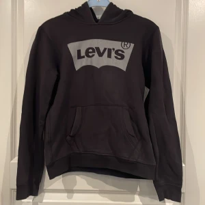 Levi’s hoodie - Storlek 152 cm. Skick 7/10 använd. Nypris 599kr.