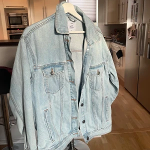 Jeans jacka  - Ljusblå jeans jacka i väldigt bra skick. Storlek S, passar även M🫶🏼