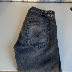 Dondup jeans George  - Tjena, säljer mina Dondup Jeans i den trendiga modellen George. Jeansen är knappt använda, cond 9/10. Nypris: 3200kr, hör av er vid minsta intresse// Anton