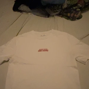 Samsoe T-shirt - Riktigt fet Samsoe t-shirt i storlek S. Skick 9/10 köpt för 1-2 månader sen på gräs använd endast 1 gång. Nypris 749 mitt pris 300 hör av er vid funderingar!