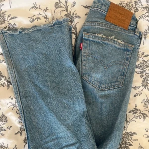 Levis jeans  - Säljer dessa snygga Levis jeans i bra skick! Skriv för frågor elr bilder😇