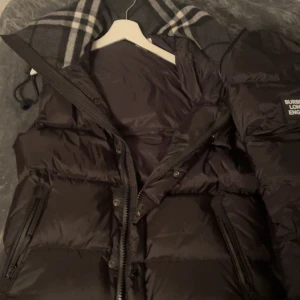 Burberry jacka/väst  - Säljer denna jacka eftersom jag köpte fel storlek och kan ej lämna tillbaka. Den har aldrig använts och är i nyskick. Storlek M