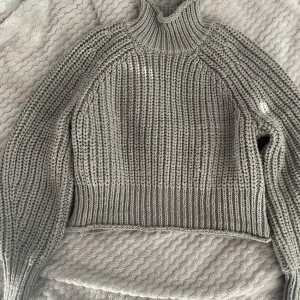 Långärmad grön tjocktröja - Stickad tjocktröja som jag säljer för att den inte används längre💚