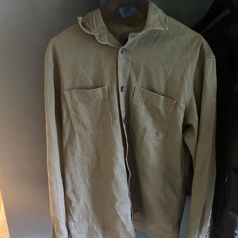 En riktigt fet overshirt från Jack n jones som i nuläget inte säljs längre✅| den är i utmärkt skick och säljs för ett väldigt bra pris❗️| Jag på bilden är 182| hör av er vid mer frågor🙌. Jackor.