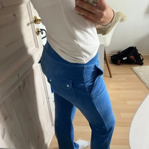 Juicy Couture Byxor - Blå juicy byxor, använda men väldigt fint skick! Dem är uppsydda några centimeter men går enkelt att sprätta bort💗
