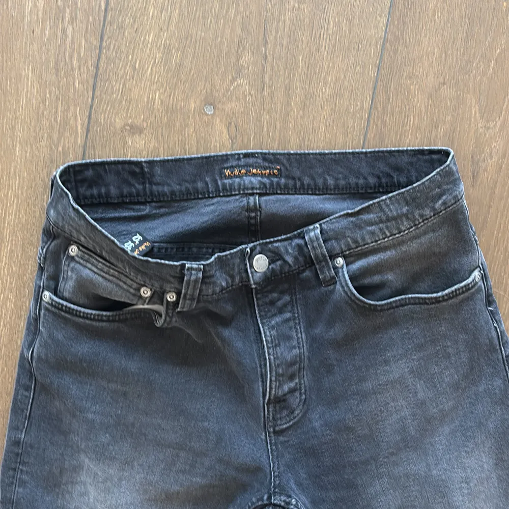 Knappt använt, Strolek 32/32  Gråa grip trim. Jeans & Byxor.