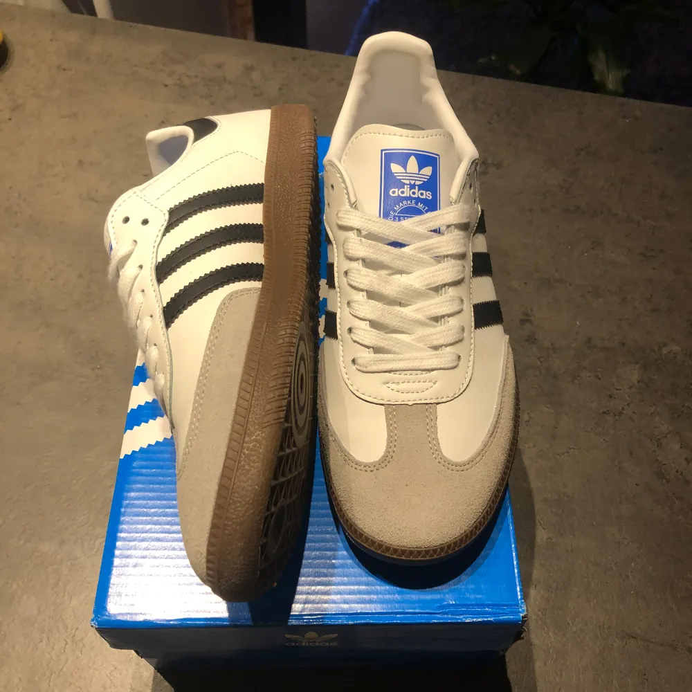 Populära vita adidas sambas i stl 42,5! Perfekta vinterskor då de är av läder och därmed vattentåliga. PERFEKT SKICK 10/10 och inga tecken på användning. Har använt dom 1 gång men de var för små så säljer därför. Box medföljer. Skriv vid funderingar och frågor!. Skor.