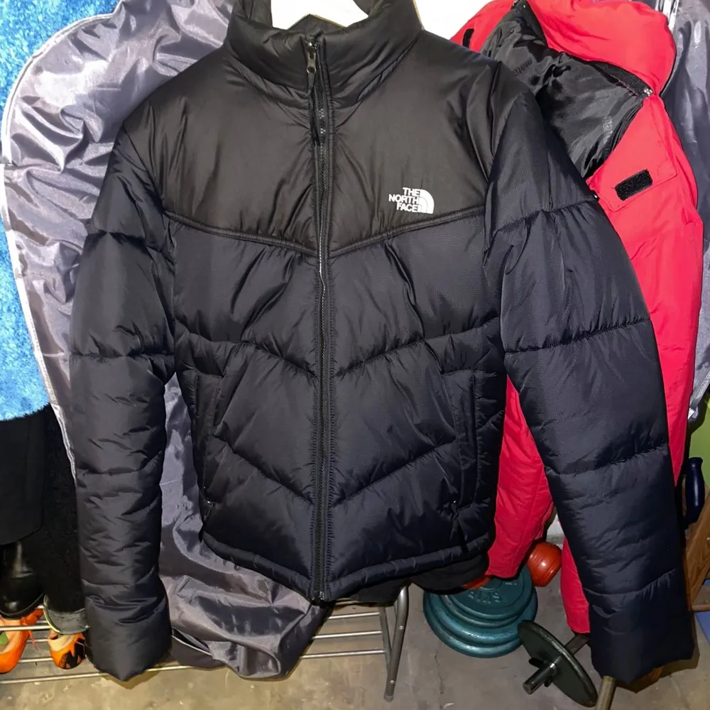 Plocka upp denna The North Face jacka för endast 1499kr! Från halva pris, nypris 3000k sprillans ny! Det är en old gen The North Face jacka köpt för något år sen, men har bara suttit i källaren sedan jag använt den två gånger som max! Storlek M och passar perfekt inför denna kyliga vintern som håller på att rulla in! :). Jackor.