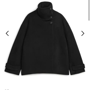 Svart kappa från Arket - Säljer den trendiga jackan från arket i fint skick! Nypriset på jackan är 1890 kr, och jag säljer den för 1100! Kappan är i storlek 38, men passar även mig som vanligtvis när storlek S. 
