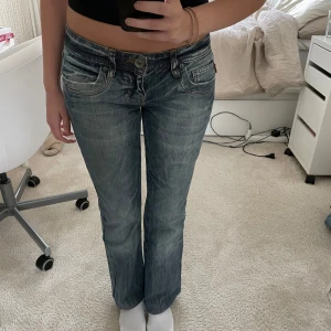 Blå jeans från LTB - Ett par snygga blå jeans från LTB! Jeansen är raka i modellen och lite för korta för mig som är 162. W 28 L 32