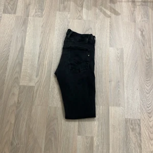 Replay anbass jeans - Riktigt feta replay anbass jeans som är i bra skick.🙌🏻 perfekt nu inför höst och vinter 🍂 nypris ligger på 2200 vårat pris 399 priset kan alltid diskuteras 🤝🤝💯