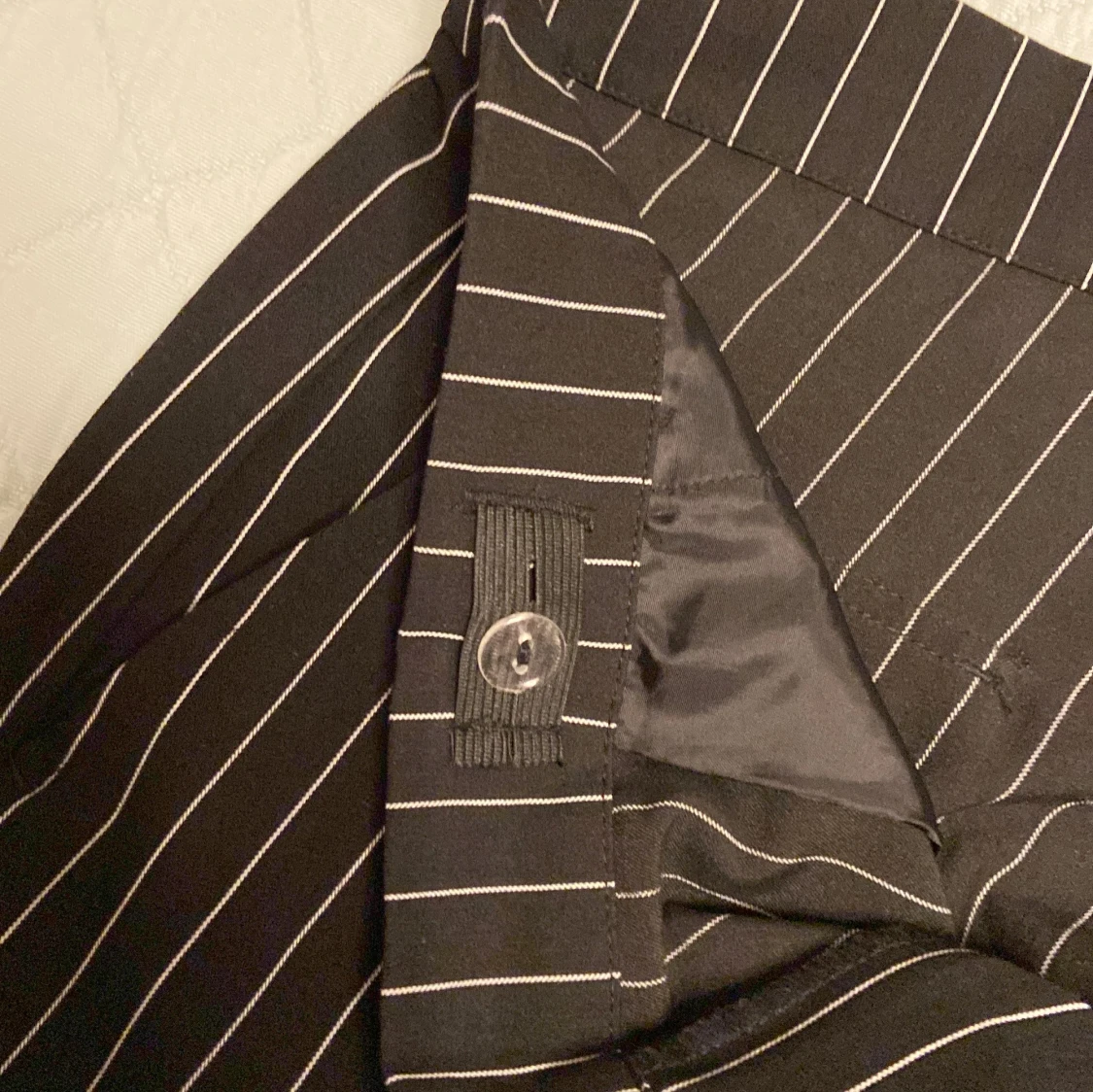 Svart- och vitrandiga byxor från Kappahl - 93