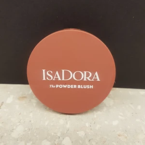 Isadora The Powder Blush - Säljer en snygg rouge från Isadora i en kompakt förpackning. Färgen är en varm, jordnära ton som passar perfekt för att ge kinderna en naturlig glöd. Perfekt för både vardag och fest! Färg.11 deep Berry 