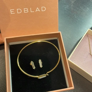Guldarmband och örhängen från Edblad - Säljer ett elegant set från Edblad med ett guldarmband och matchande örhängen. Kommer i originalförpackning. Nypris 679kr