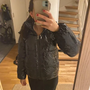 Vinterjacka  - Jättefin vinterjacka från Nelly! Använd få tal gånger och har inga defekter!!! Som ny❤️❤️❤️❤️