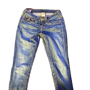 Blå true religion jeans (Low waist och bootcut) - Storlek 25 (USA storlek) Säljer ett par snygga blå jeans i bra skick, coola broderade detaljer på bakfickorna. Jeansen är i bootcut-stil och har en lågmidjad passform. Dm BARA om du är intresserad 🩷(Är 170 och det passar mig perfekt) 