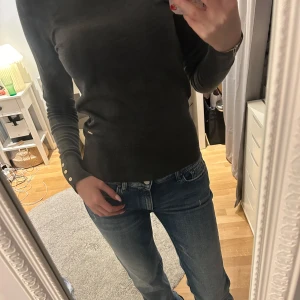 Grå tröja från Holly & Whyte - Grå tröja från Holly & Whyte i storlek XS, passar s/xs. Jättebra skick 